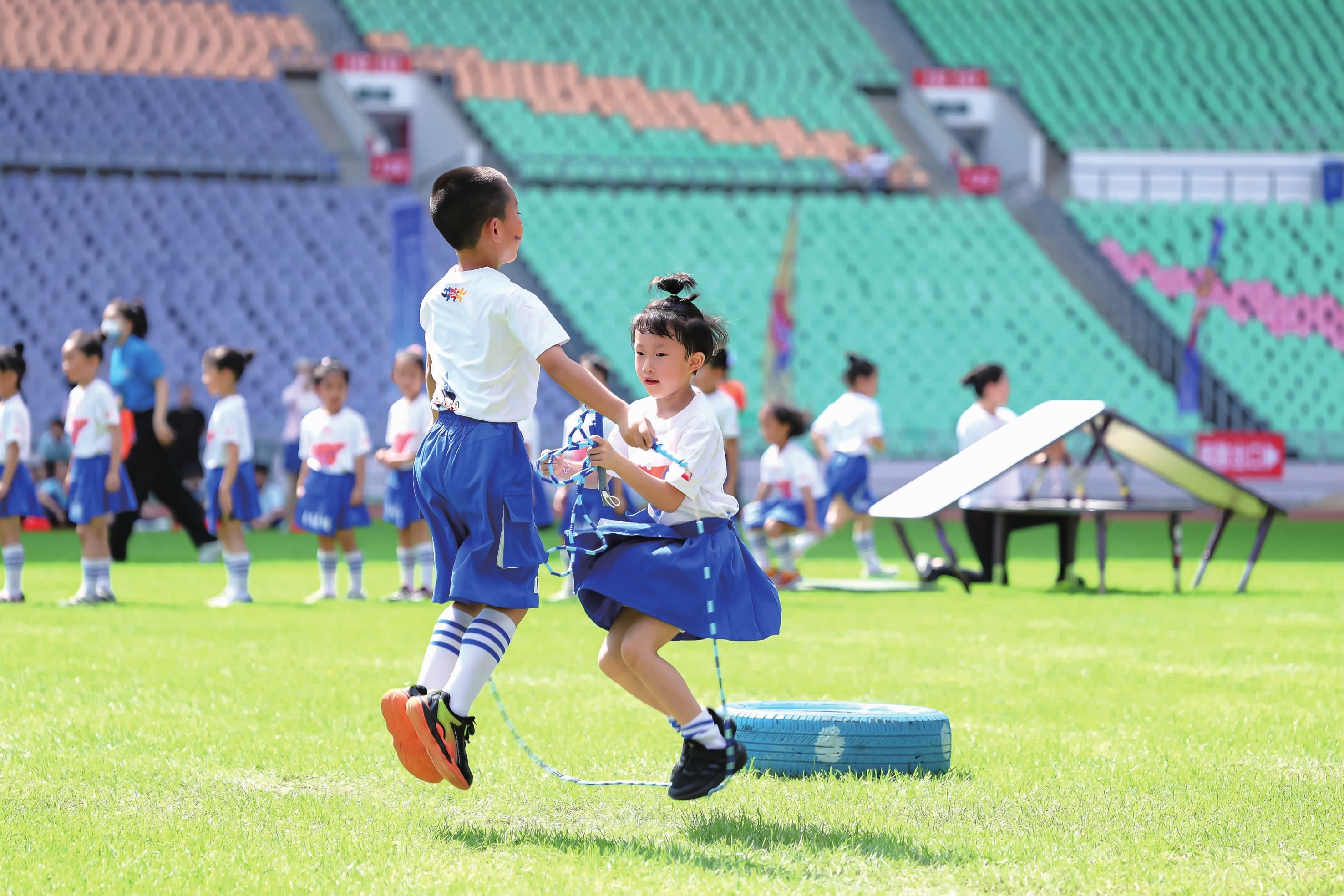 公牛用双向合同重新签下日本后场球员，前快船后卫弗劳尔斯被再度裁掉？